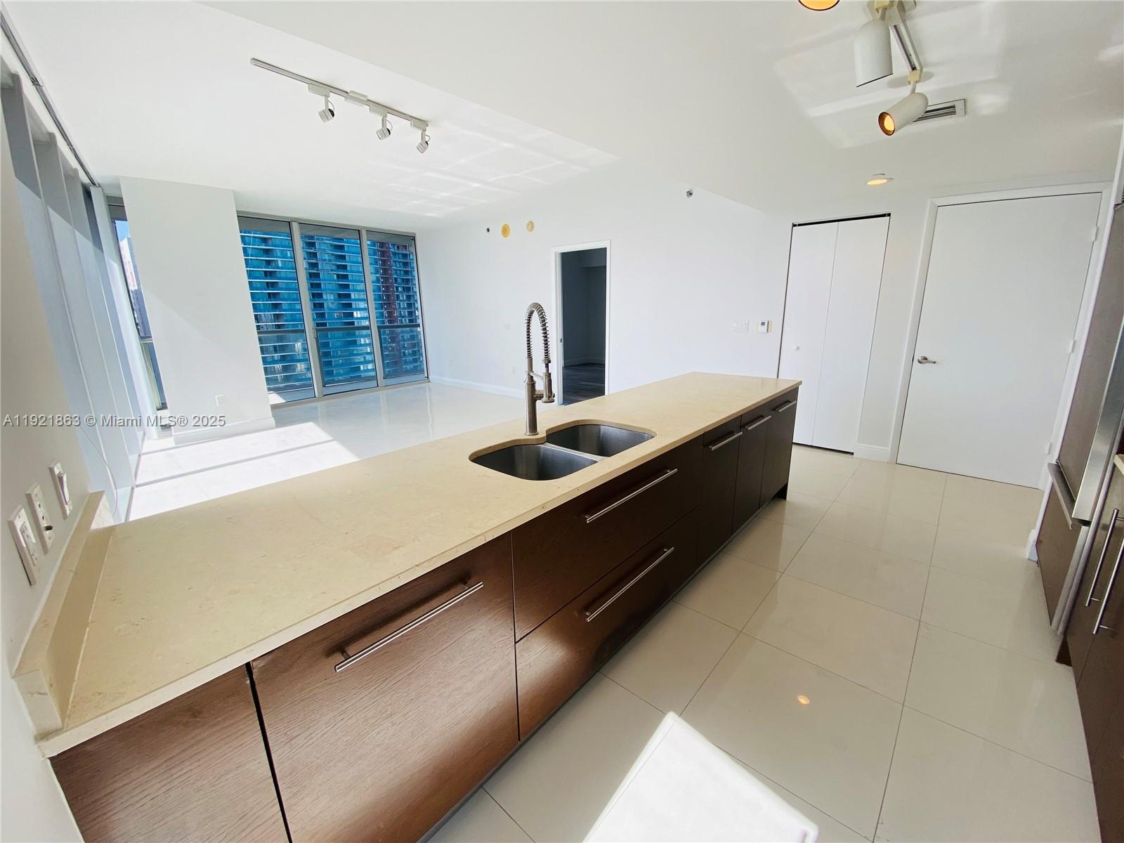 475 Brickell Ave #3715, Miami FL 33131