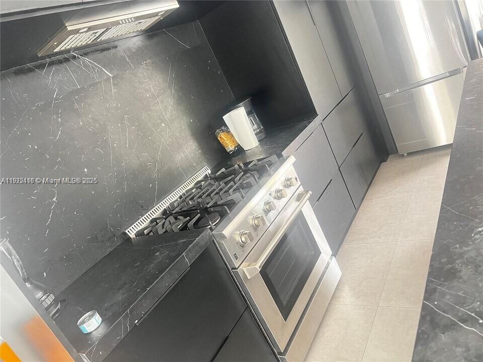 15 NW 52nd St, Miami FL 33127