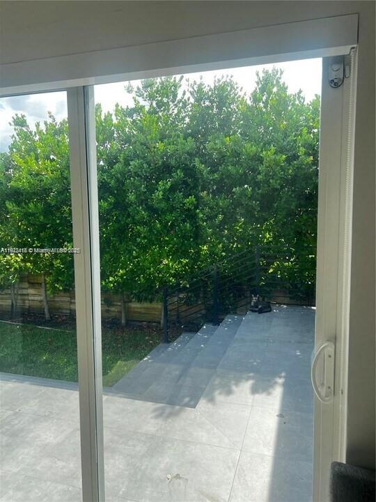 15 NW 52nd St, Miami FL 33127