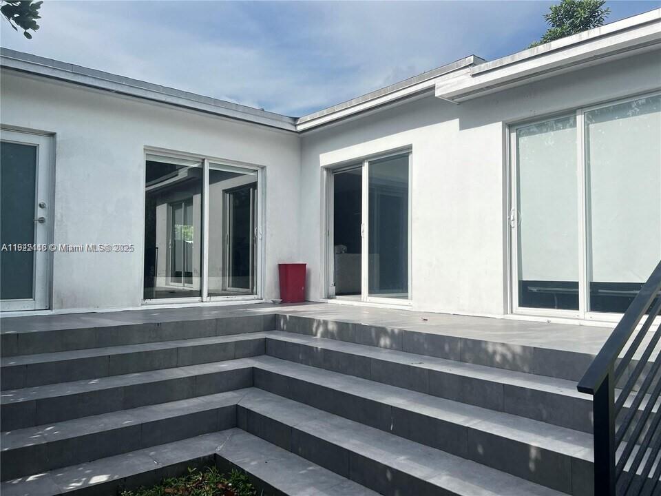15 NW 52nd St, Miami FL 33127