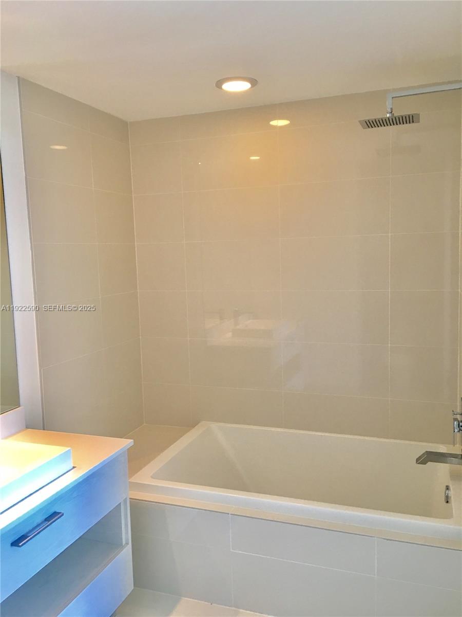 55 SW 9th St #4005, Miami FL 33130