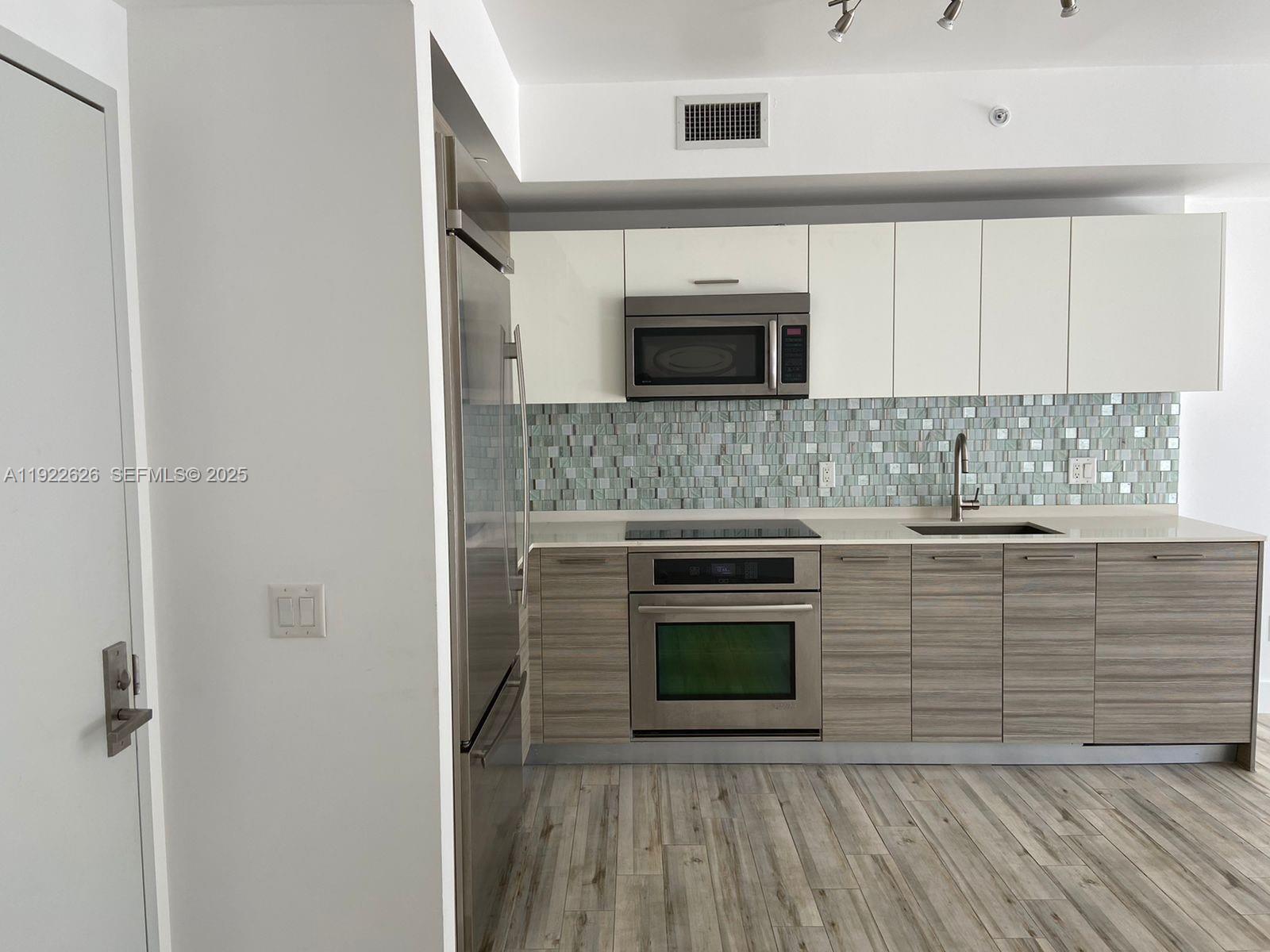 1300 Brickell Bay Dr #2203, Miami FL 33131