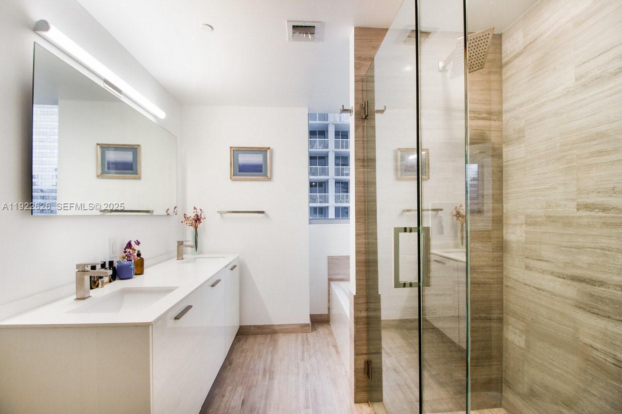 1300 Brickell Bay Dr #2203, Miami FL 33131