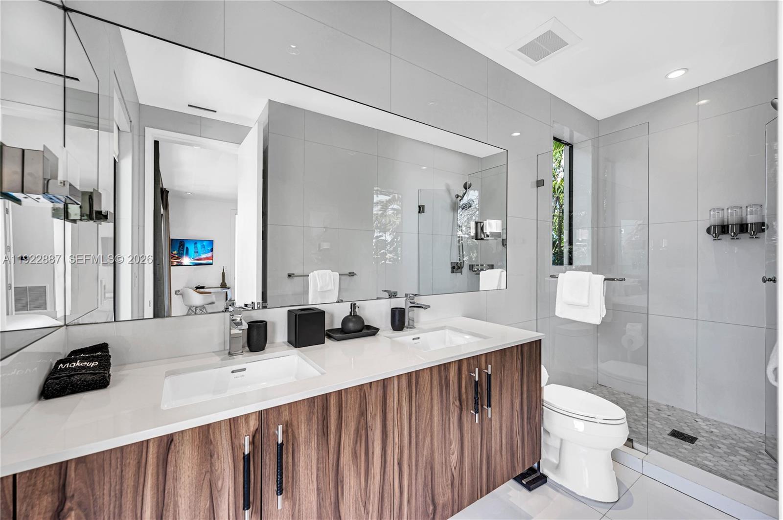 7501 Coquina Dr, North Bay Village FL 33141