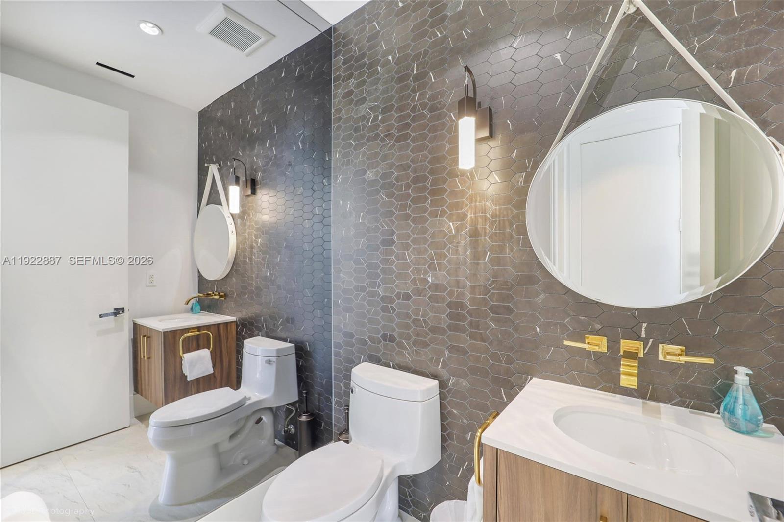 7501 Coquina Dr, North Bay Village FL 33141