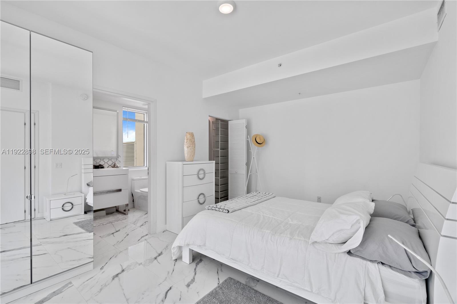 300 S Biscayne Blvd #T-1411, Miami FL 33131