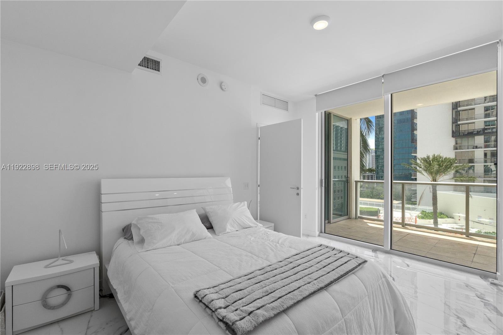 300 S Biscayne Blvd #T-1411, Miami FL 33131