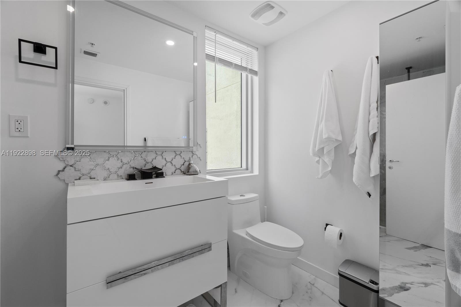 300 S Biscayne Blvd #T-1411, Miami FL 33131