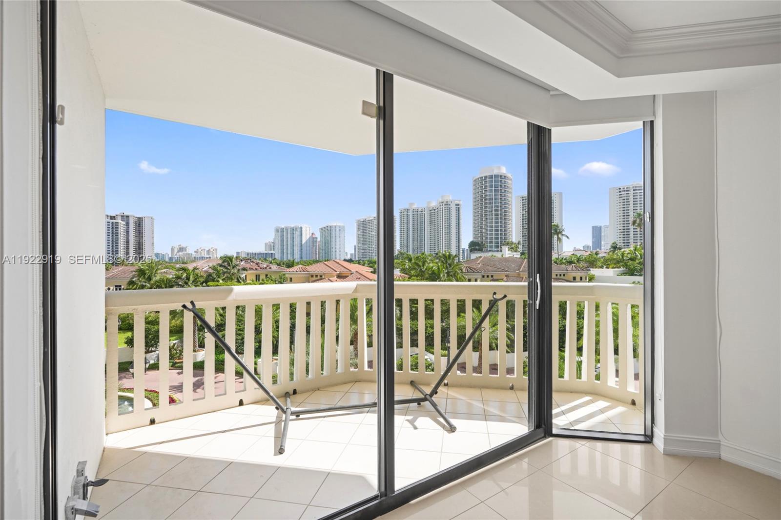 1000 W Island Blvd #504, Aventura FL 33160