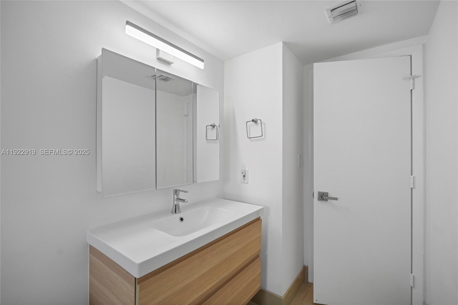 1000 W Island Blvd #504, Aventura FL 33160