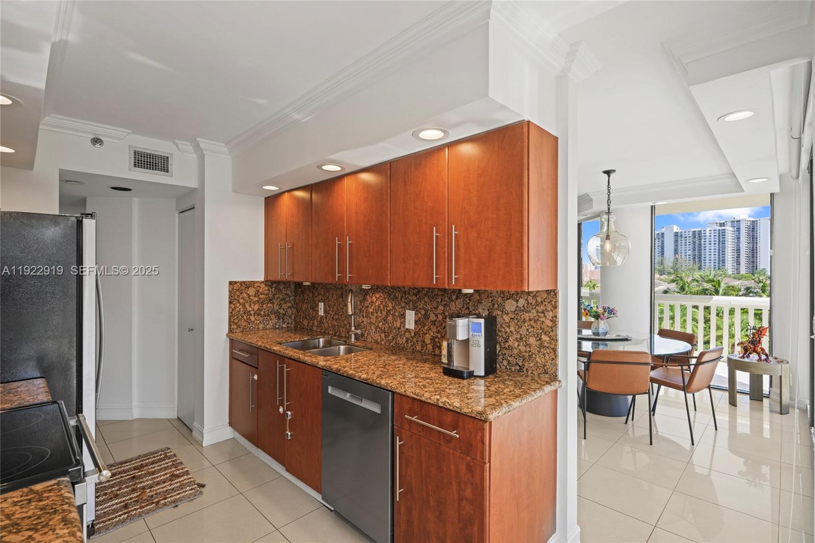 1000 W Island Blvd #504, Aventura FL 33160