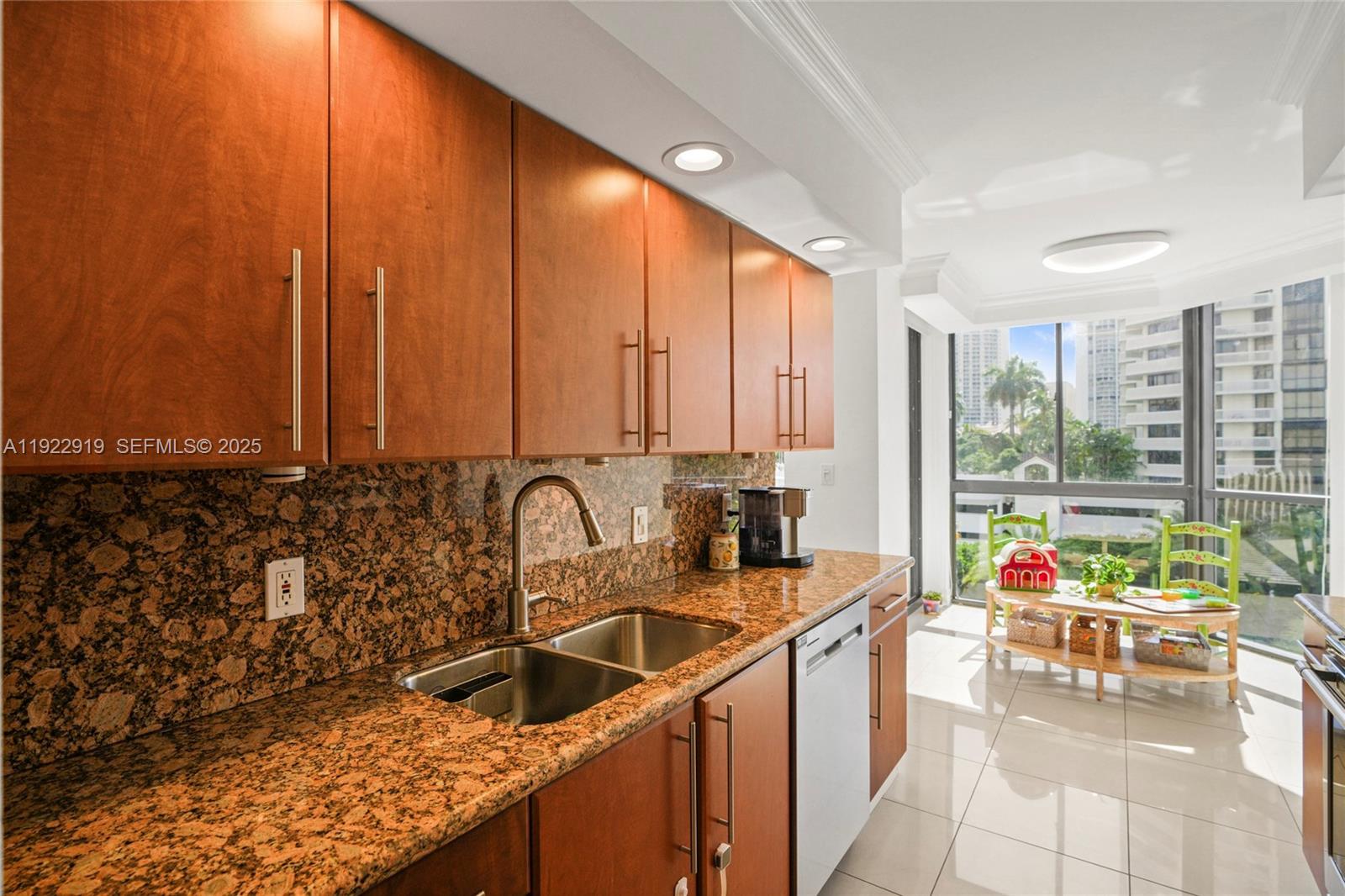 1000 W Island Blvd #504, Aventura FL 33160
