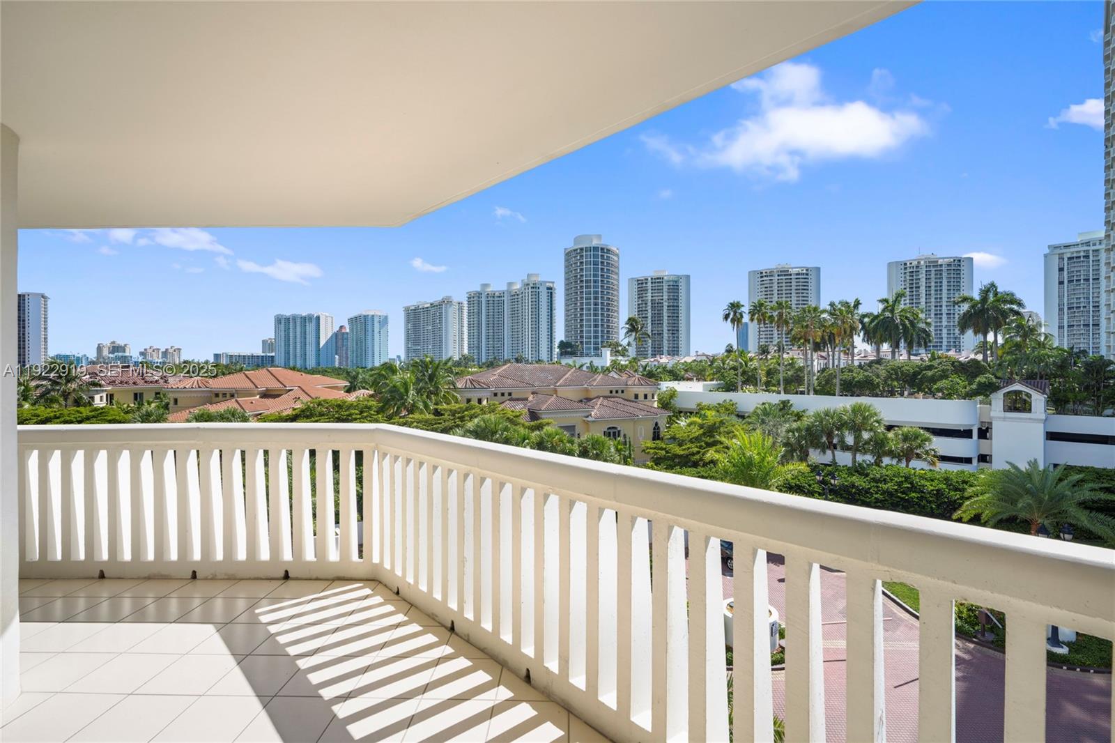 1000 W Island Blvd #504, Aventura FL 33160