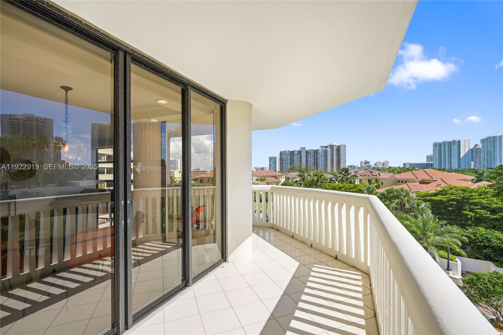 1000 W Island Blvd #504, Aventura FL 33160