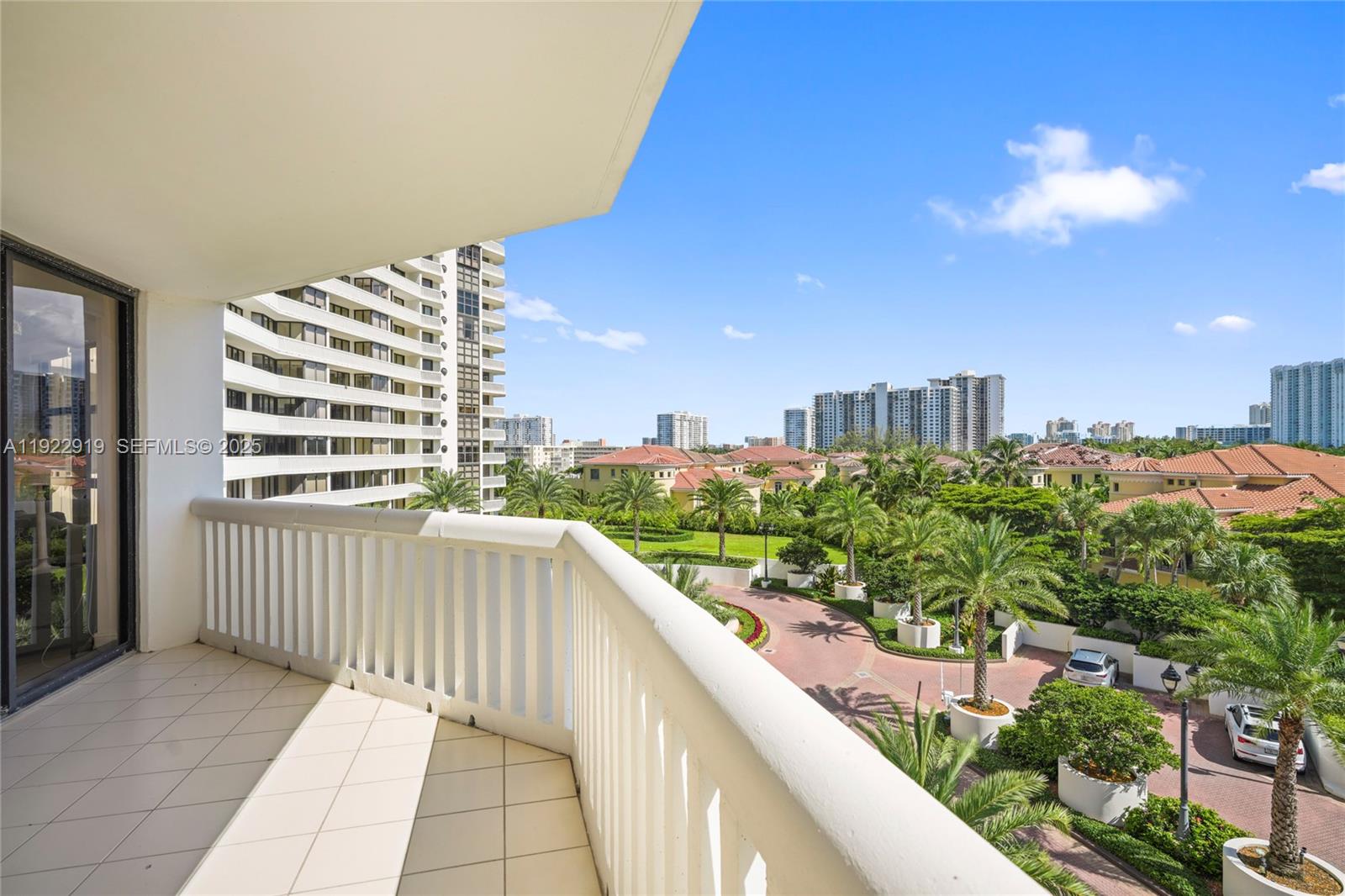 1000 W Island Blvd #504, Aventura FL 33160