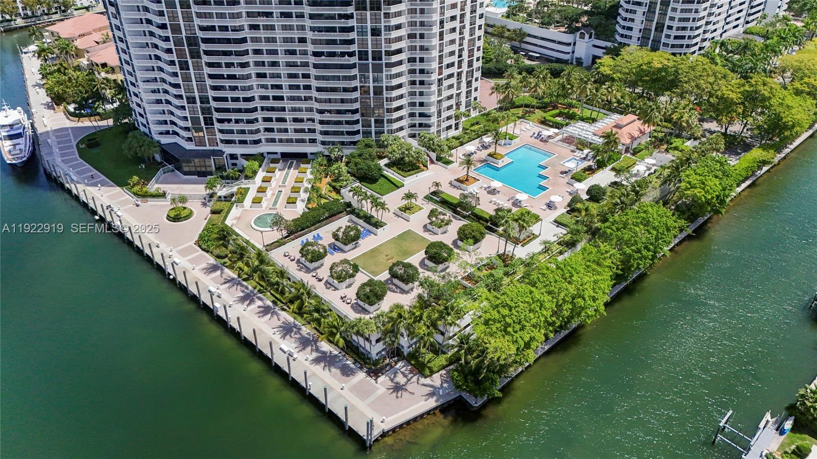 1000 W Island Blvd #504, Aventura FL 33160