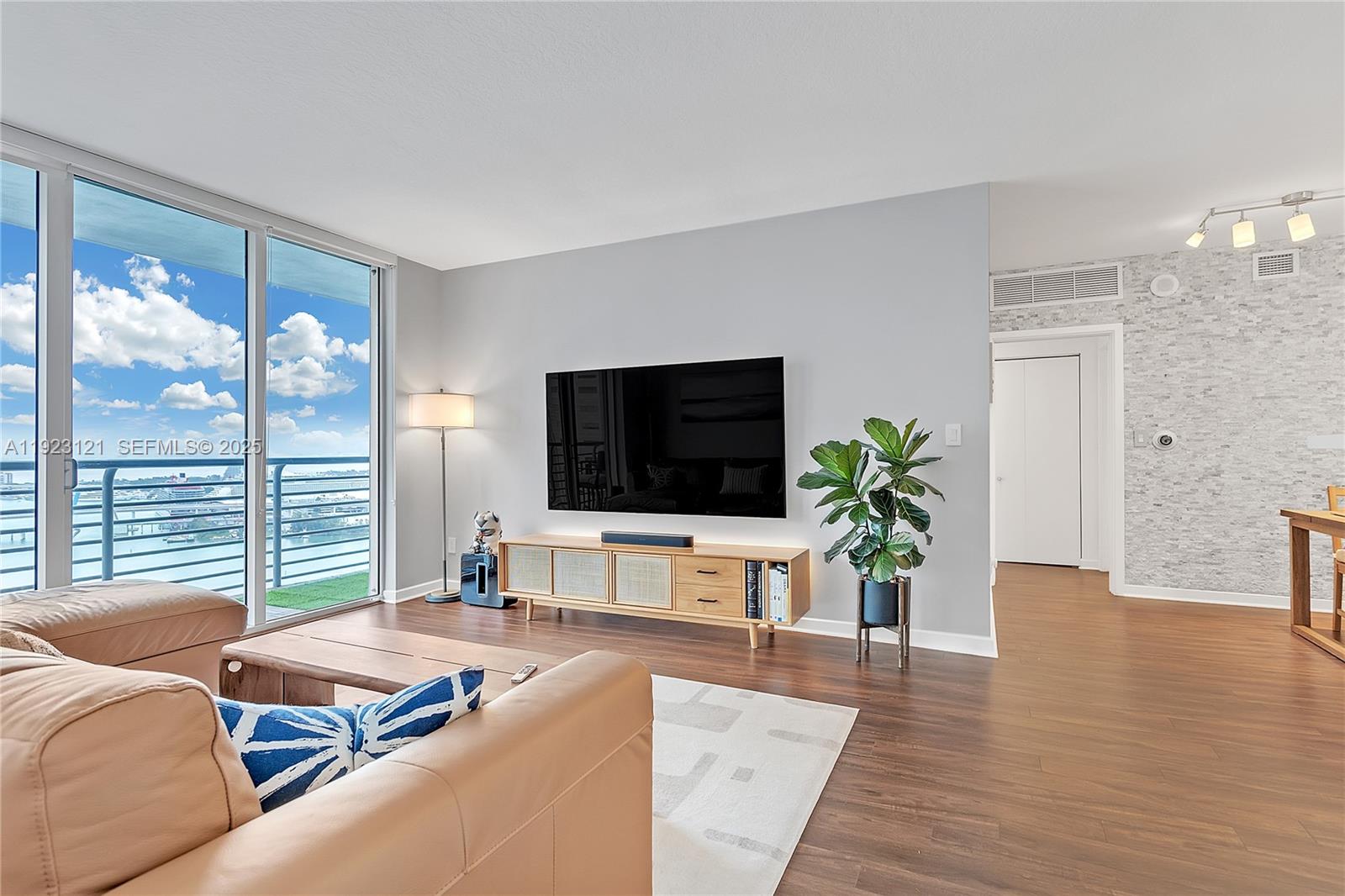 335 S Biscayne Blvd #3008, Miami FL 33131