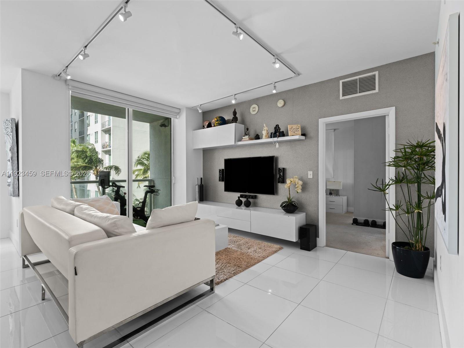 253 NE 2nd St #1002, Miami FL 33132