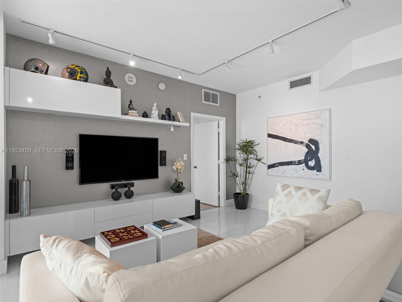 253 NE 2nd St #1002, Miami FL 33132