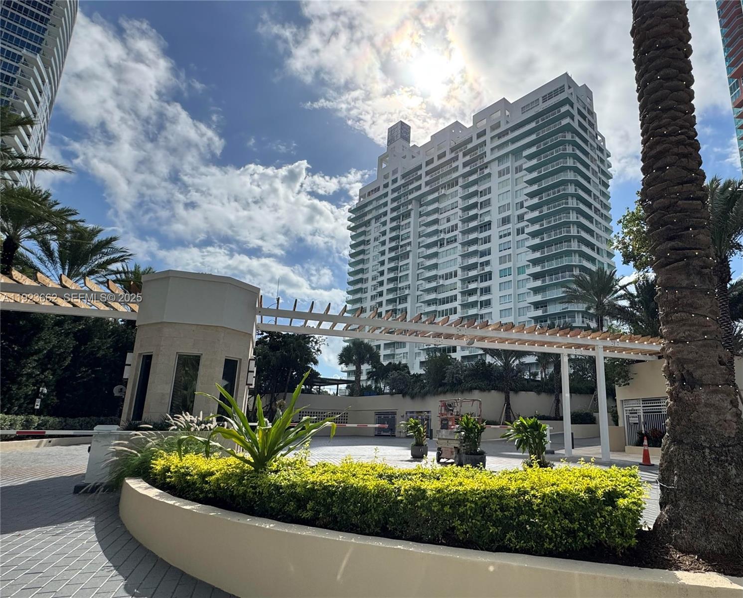 400 S Pointe Dr #1610, Miami Beach FL 33139