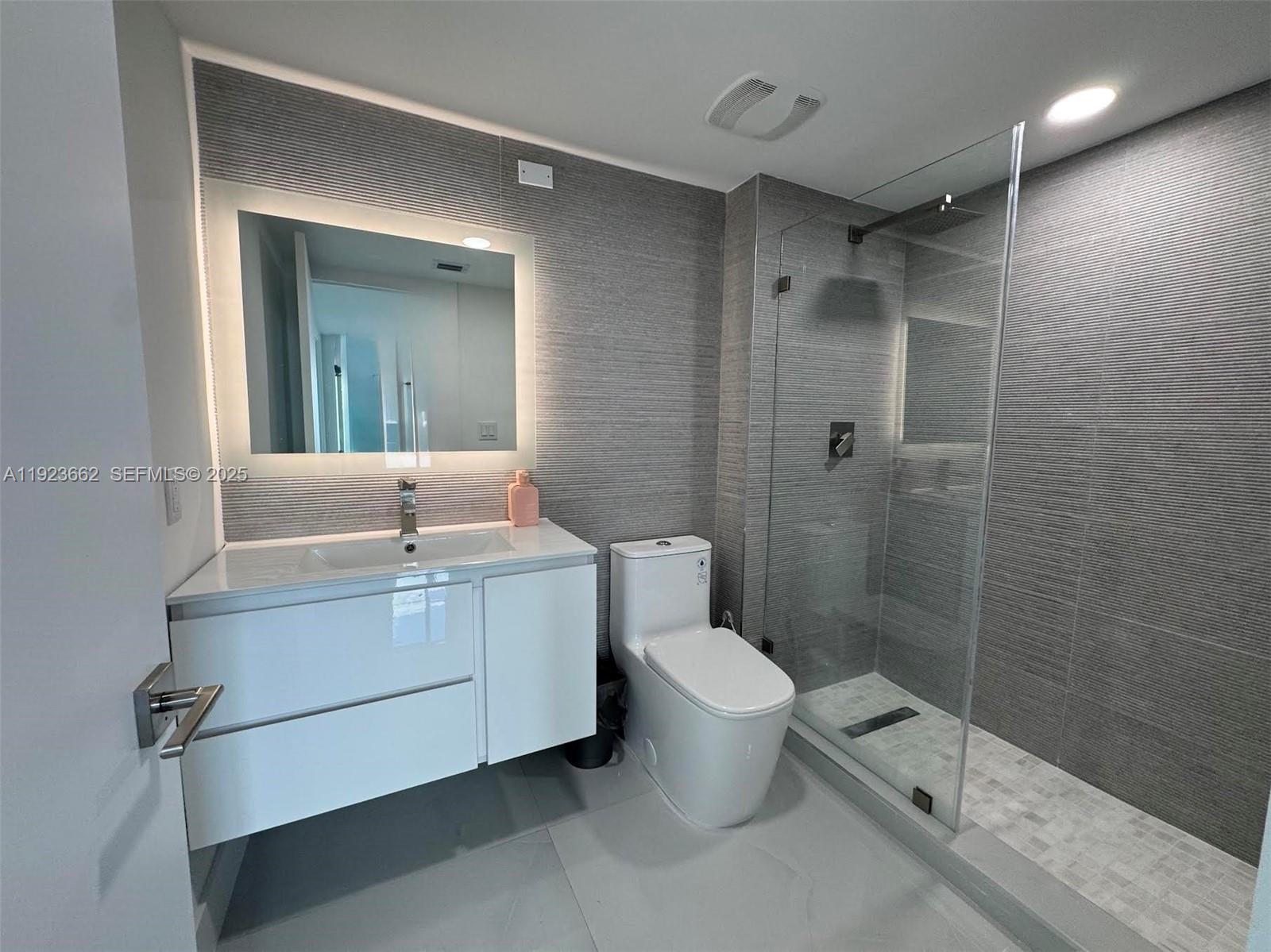 400 S Pointe Dr #1610, Miami Beach FL 33139