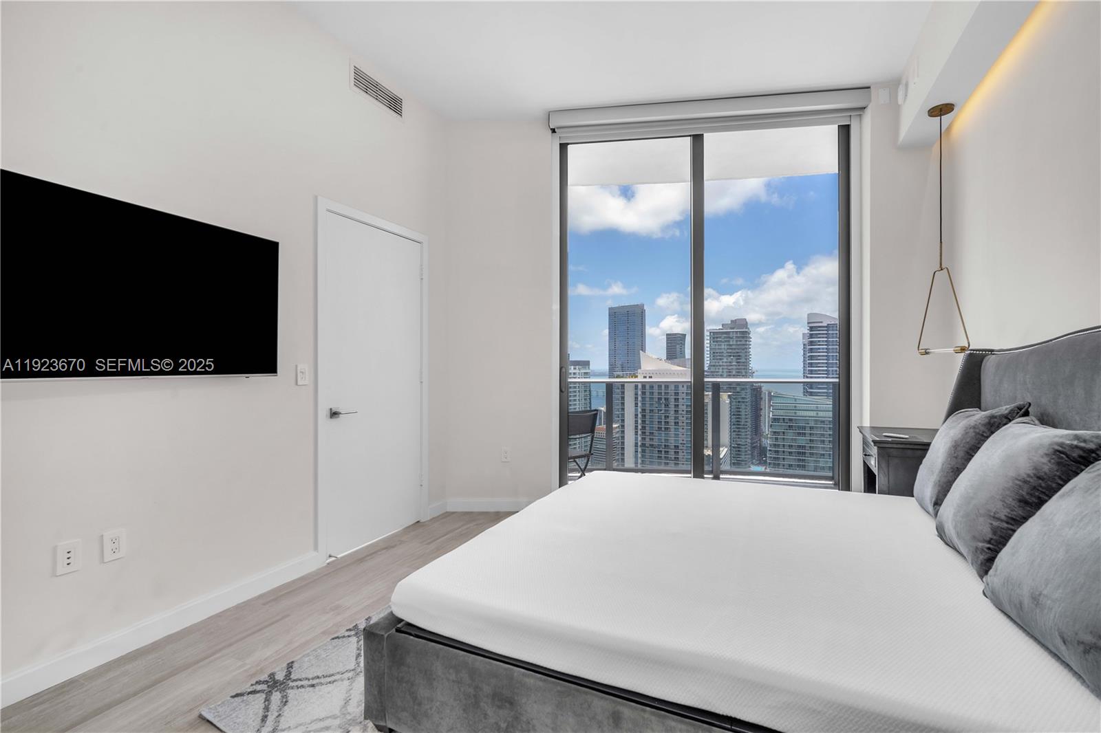 55 SW 9th St #4403, Miami FL 33130