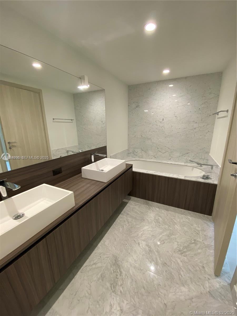 1000 Brickell Plaza #3501, Miami FL 33131