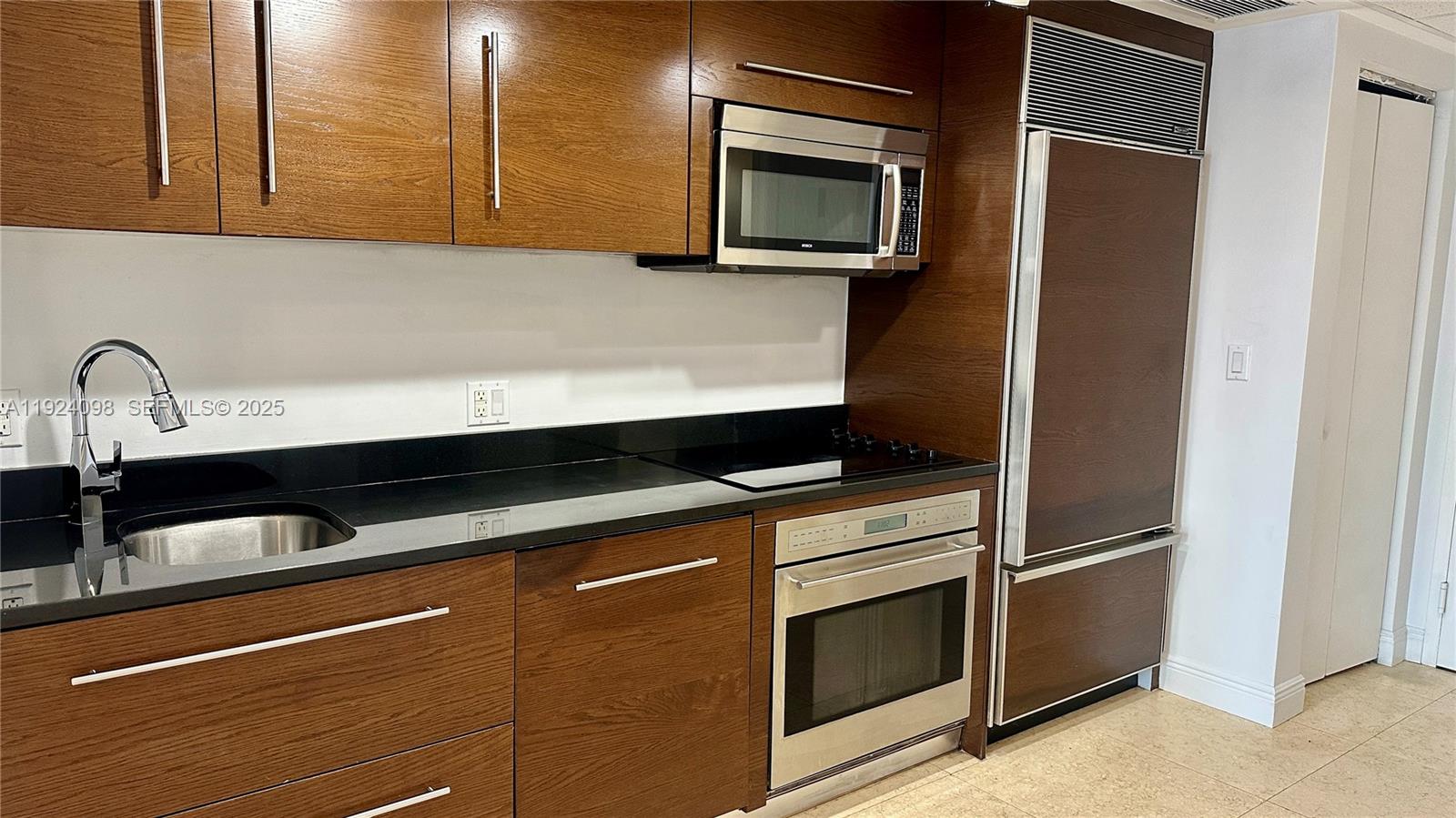 475 Brickell Ave #910, Miami FL 33131