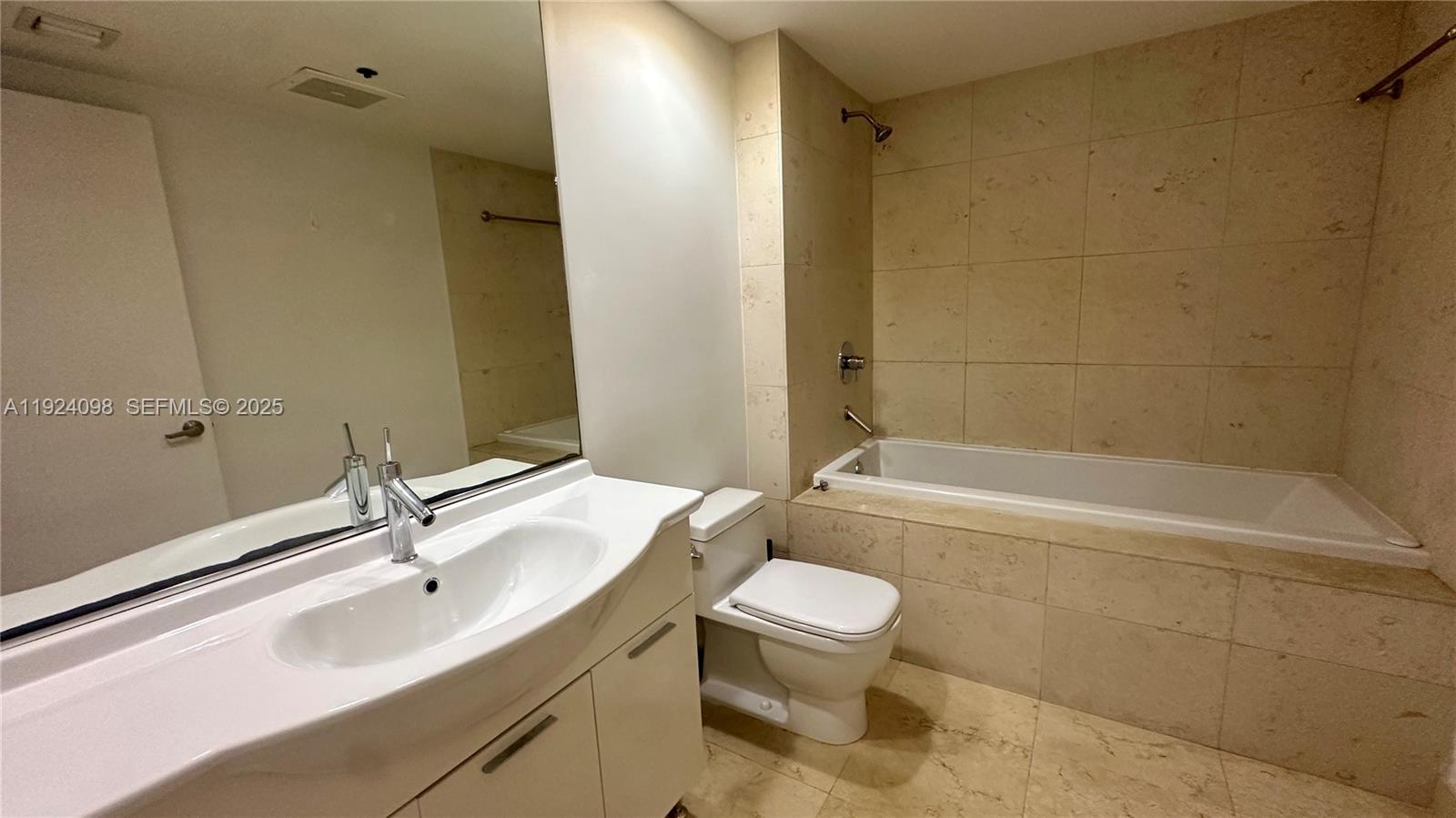 475 Brickell Ave #910, Miami FL 33131