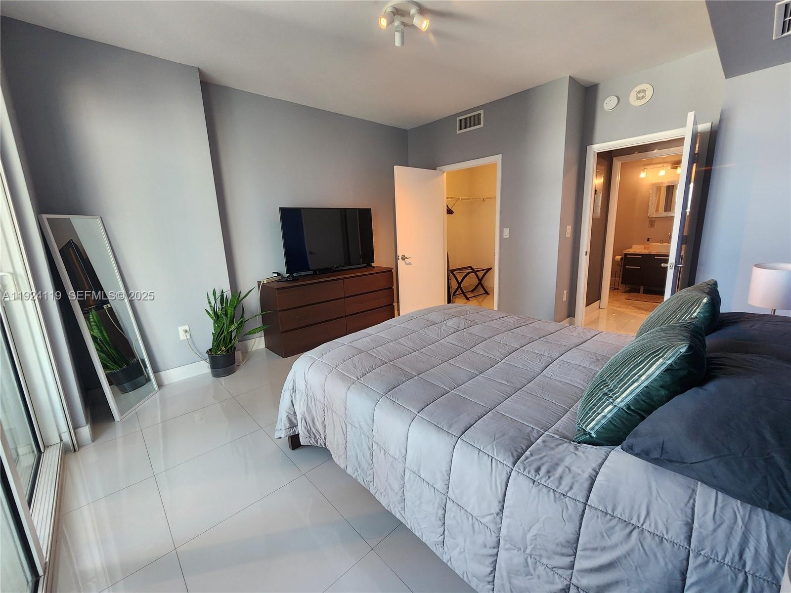 244 Biscayne Blvd #3006, Miami FL 33132