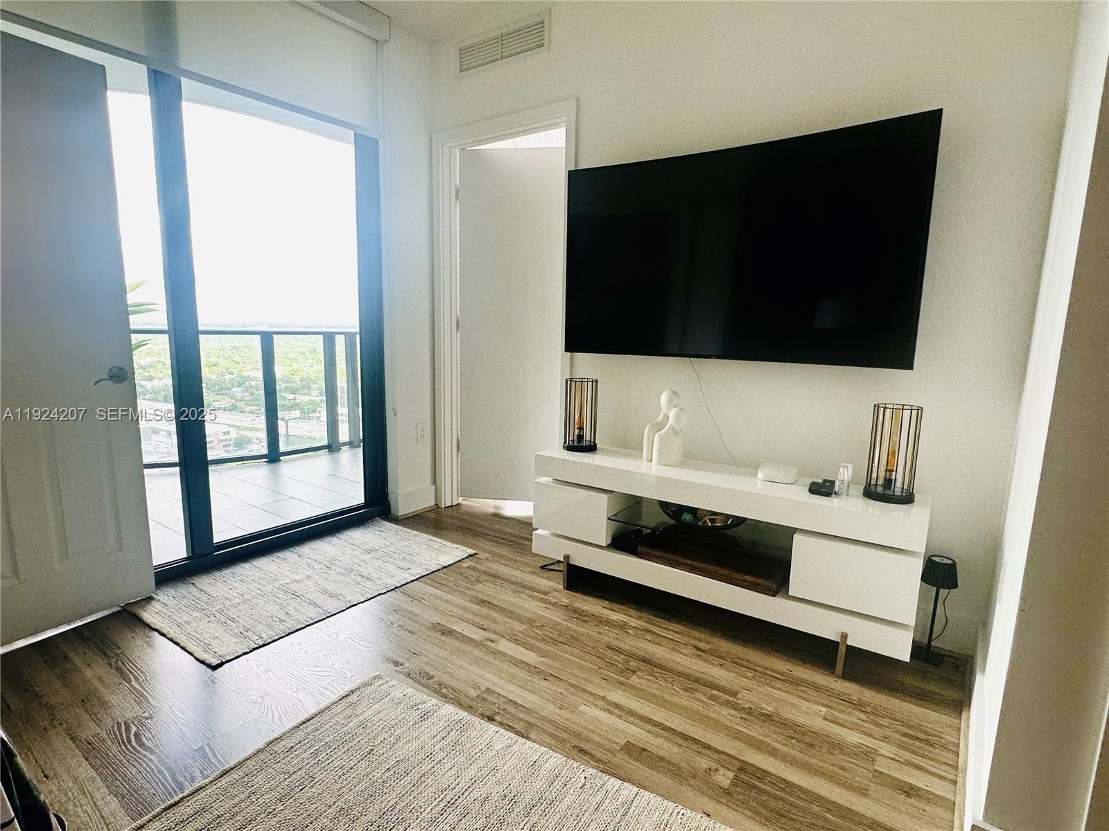 121 NE 34th St #3014, Miami FL 33137
