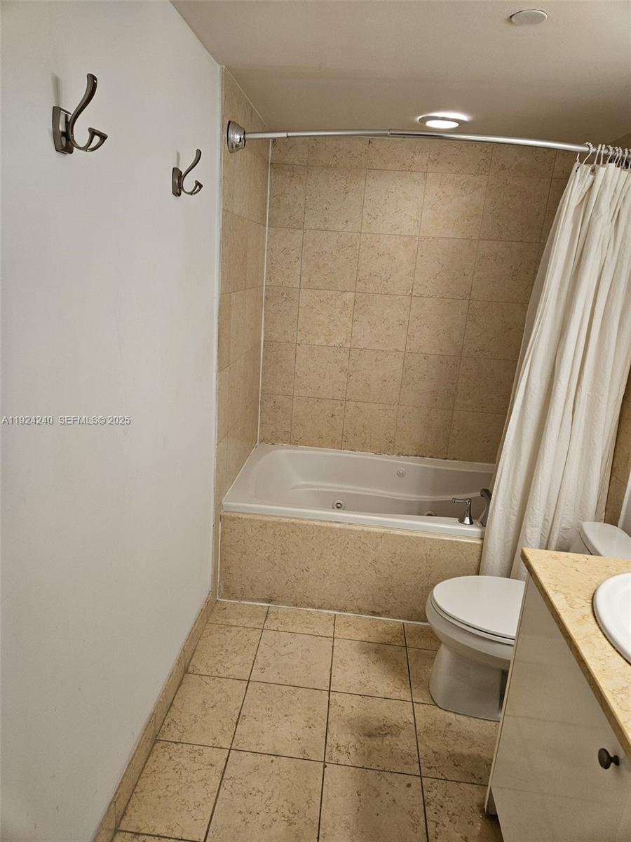 20000 E Country Club Dr #302, Aventura FL 33180