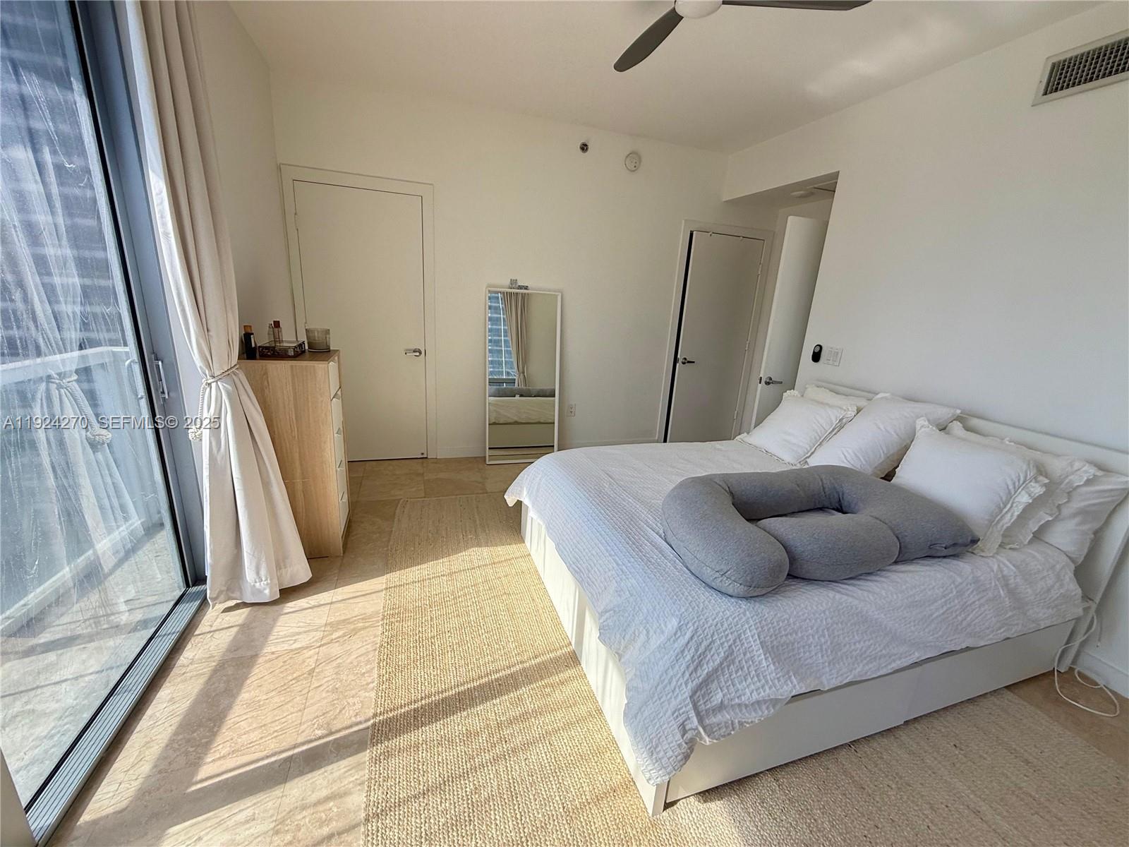 1060 Brickell Ave #2707, Miami FL 33131