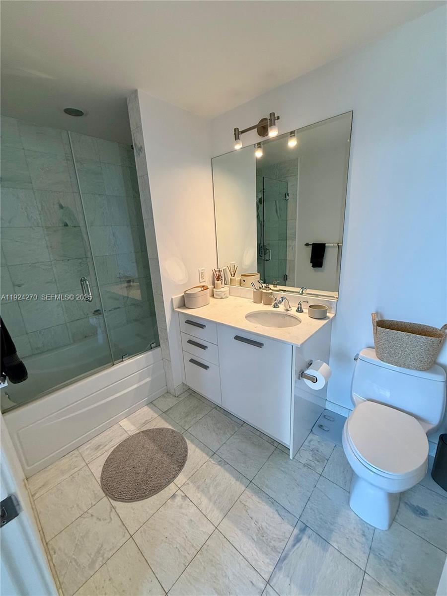 1060 Brickell Ave #2707, Miami FL 33131