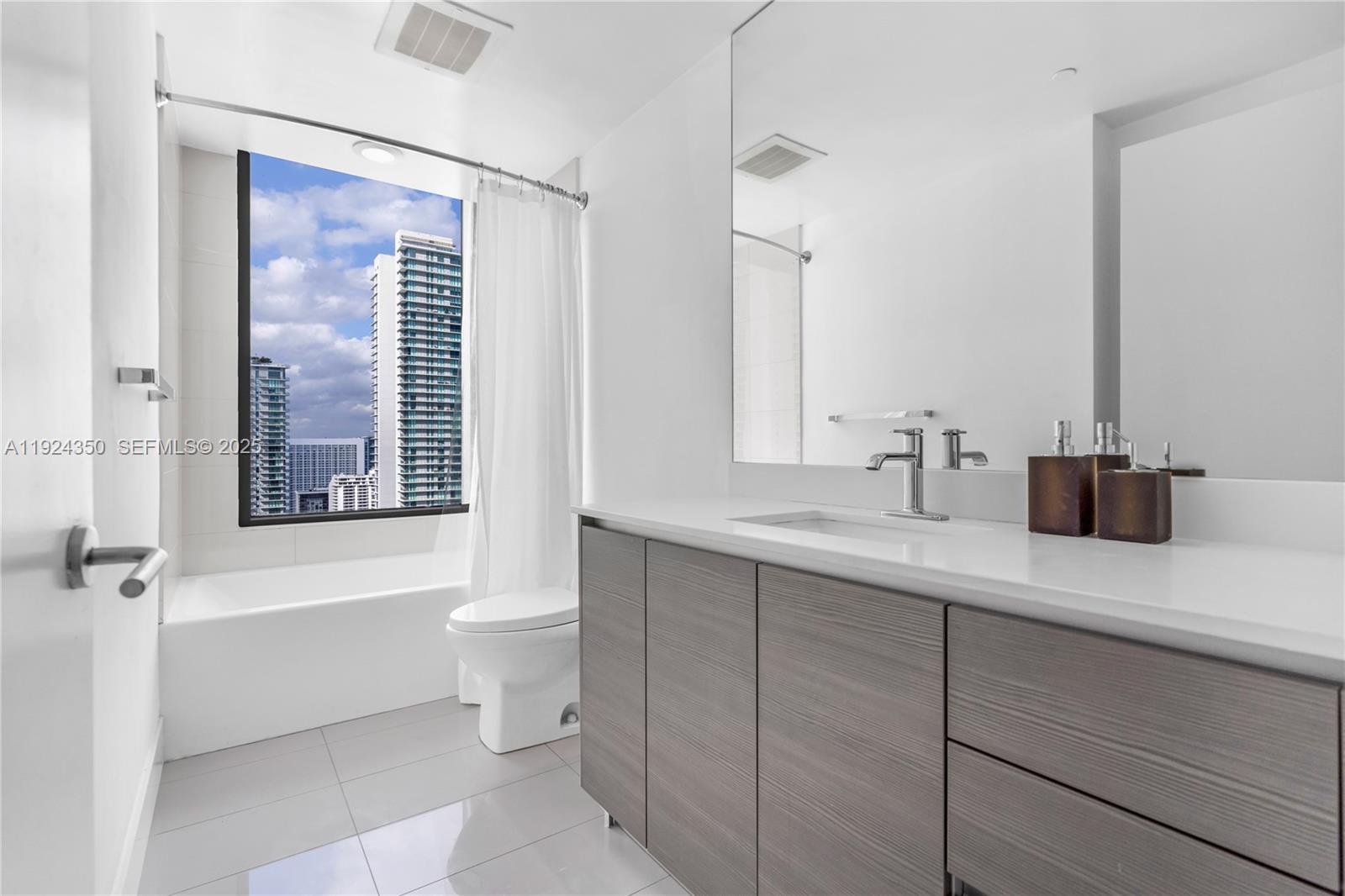 460 NE 28th St #3601, Miami FL 33137