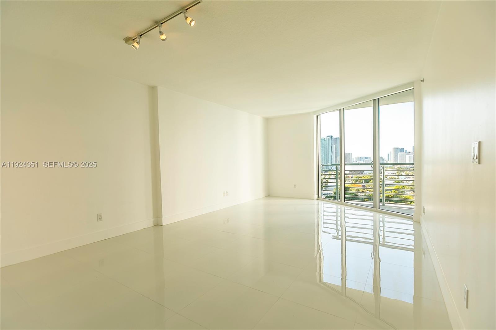 325 S Biscayne Blvd #2424, Miami FL 33131