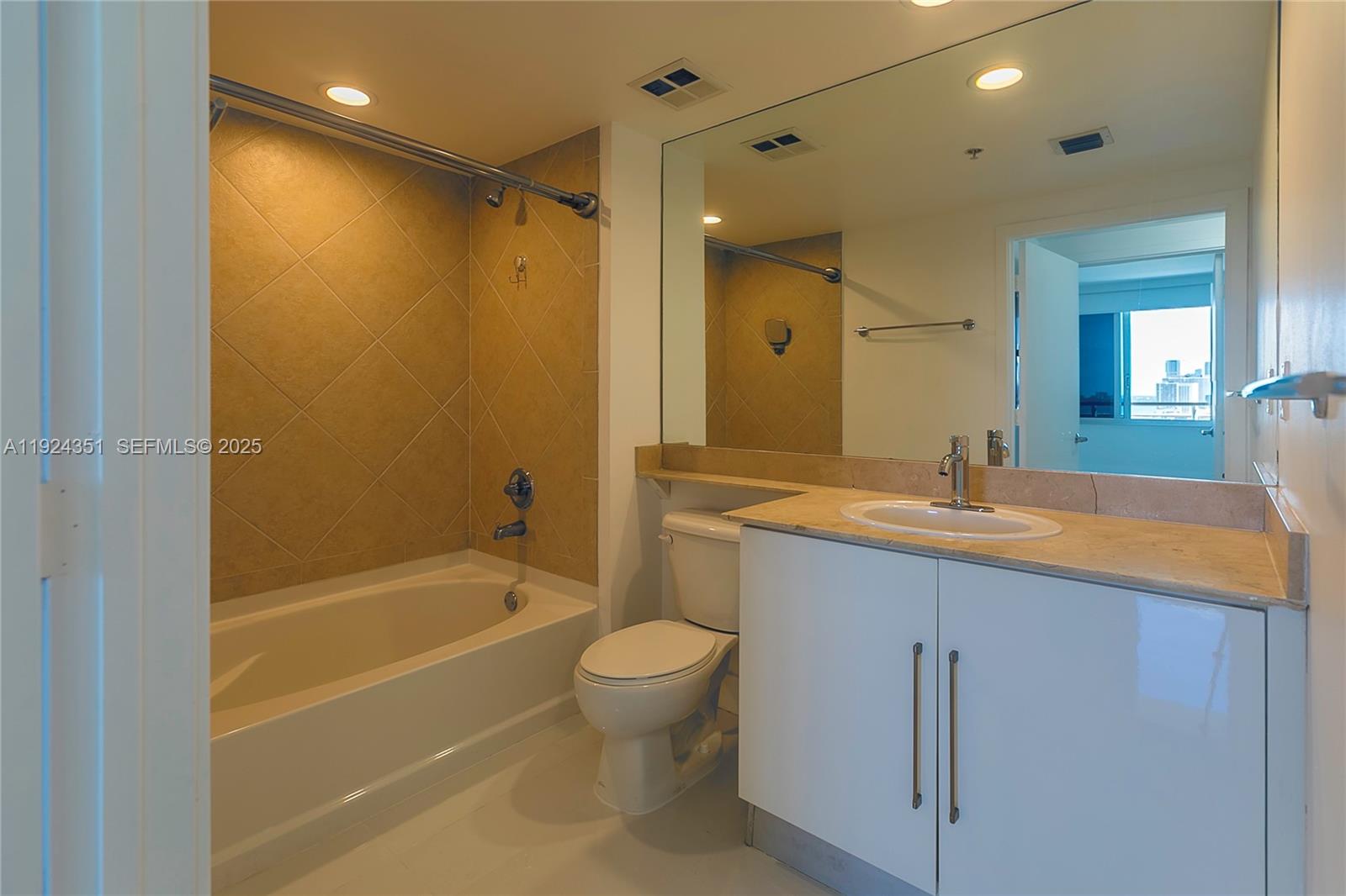 325 S Biscayne Blvd #2424, Miami FL 33131