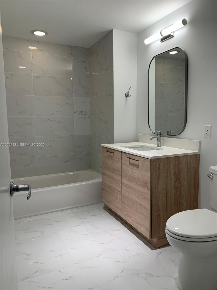 16385 Biscayne Blvd #2302, North Miami Beach FL 33160