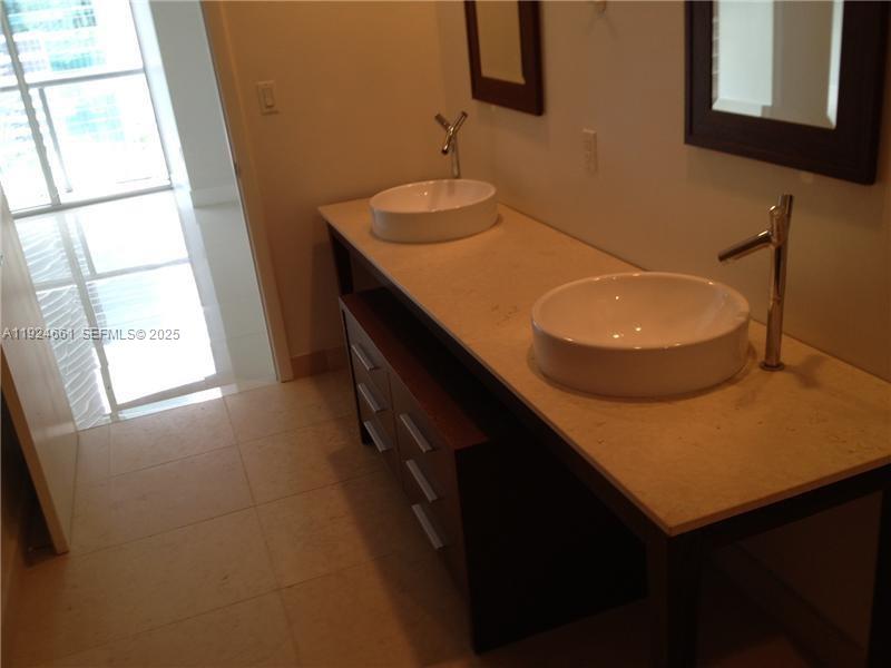 475 Brickell Ave #2415, Miami FL 33131