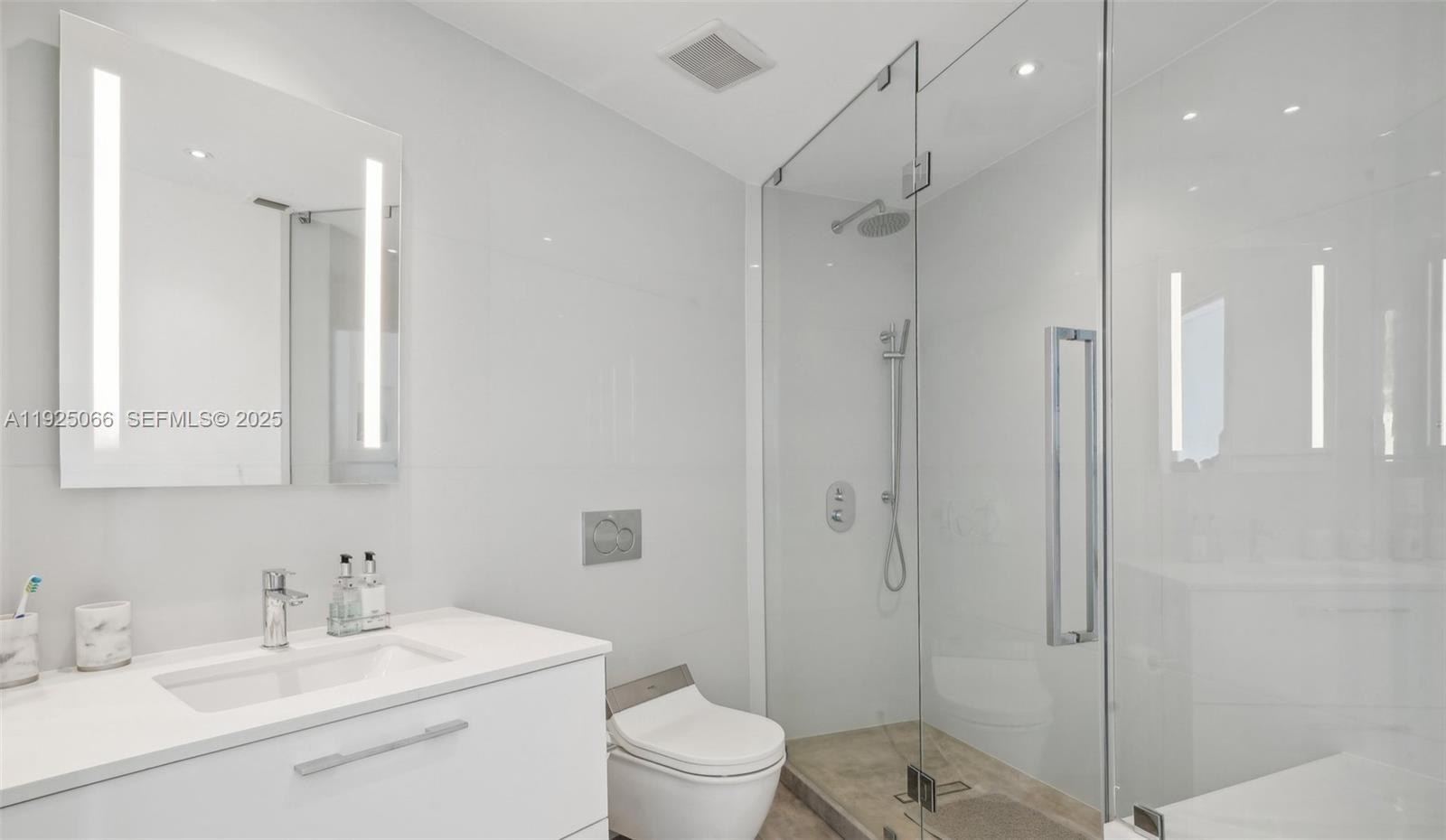 300 S Pointe Dr #3502, Miami Beach FL 33139