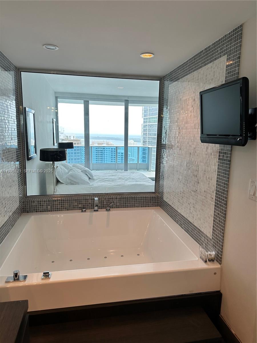 200 Biscayne Boulevard Way #4007, Miami FL 33131