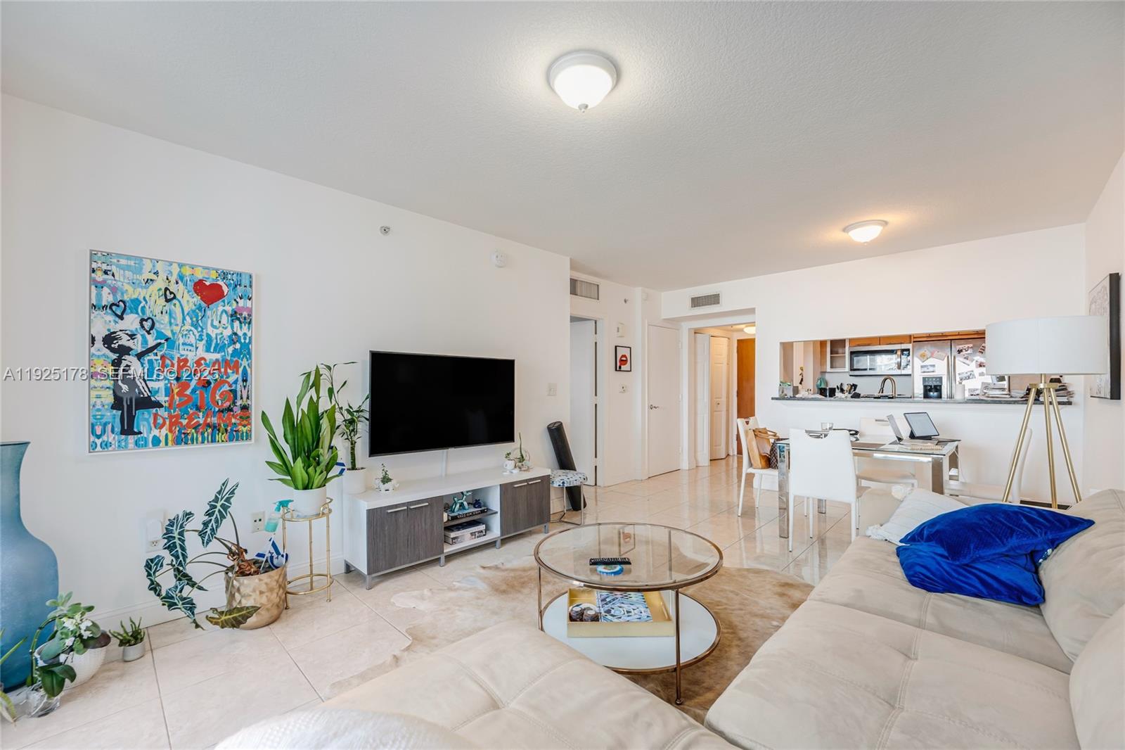 31 SE 5th St #409, Miami FL 33131