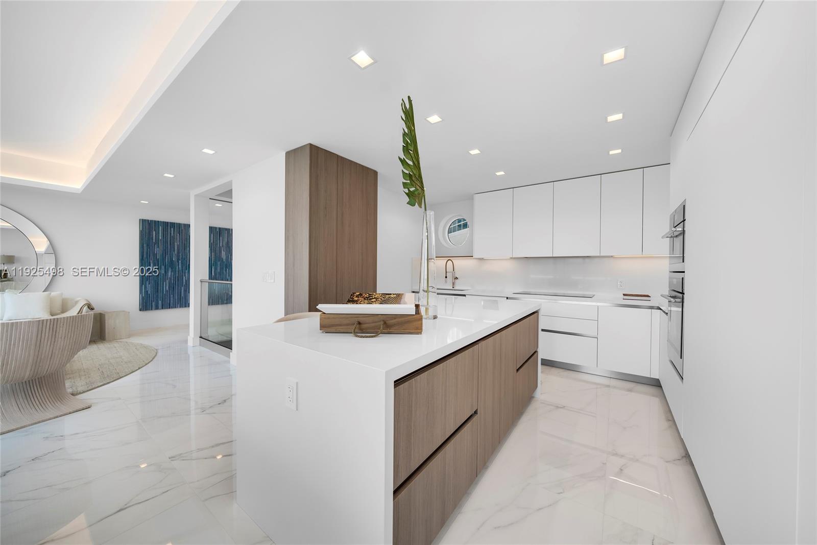 100 S Pointe Dr #TH-13, Miami Beach FL 33139