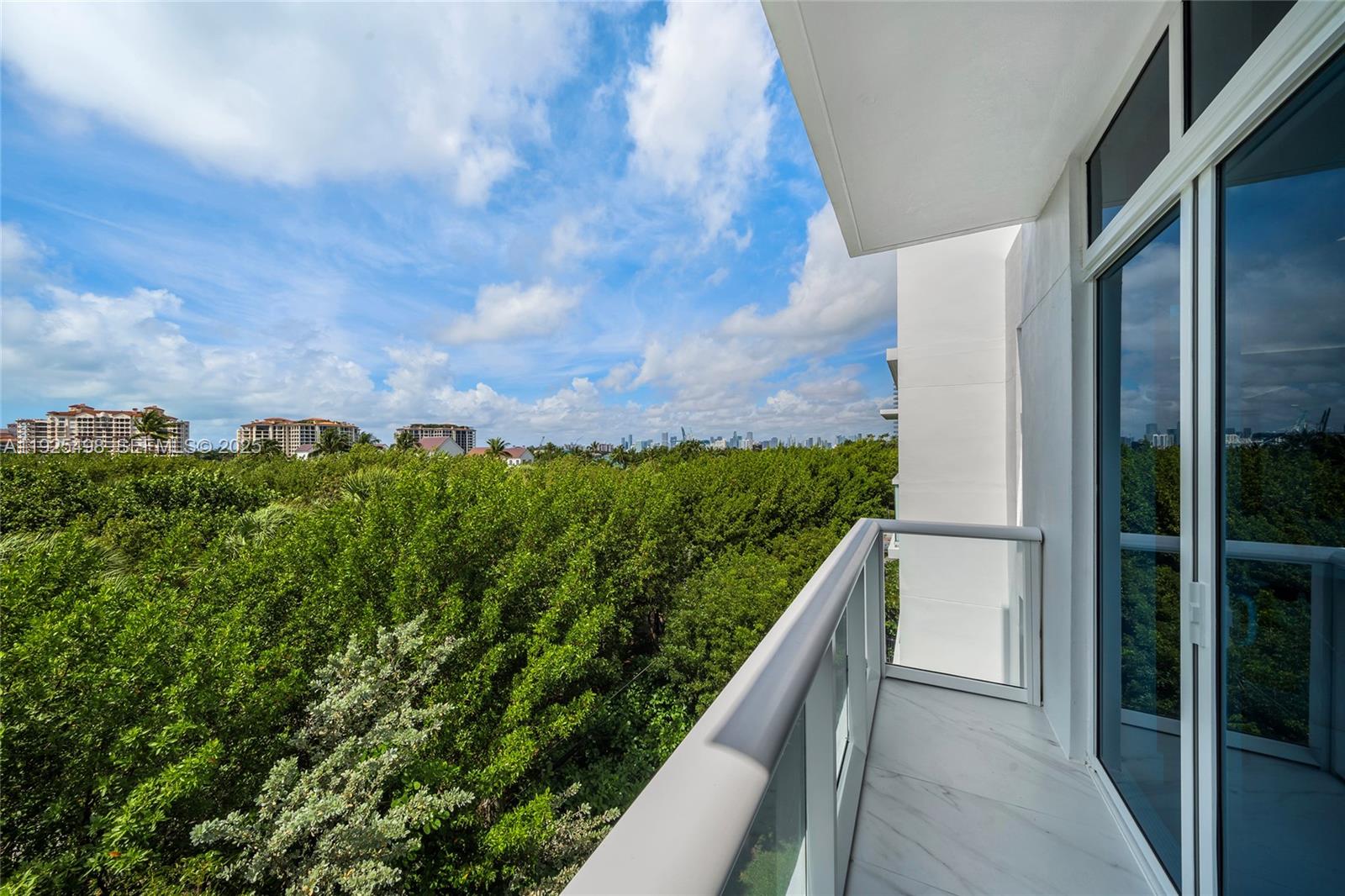 100 S Pointe Dr #TH-13, Miami Beach FL 33139