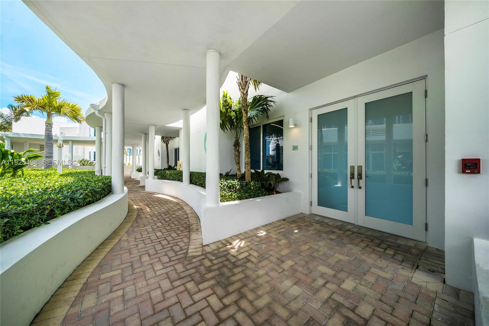 100 S Pointe Dr #TH-13, Miami Beach FL 33139