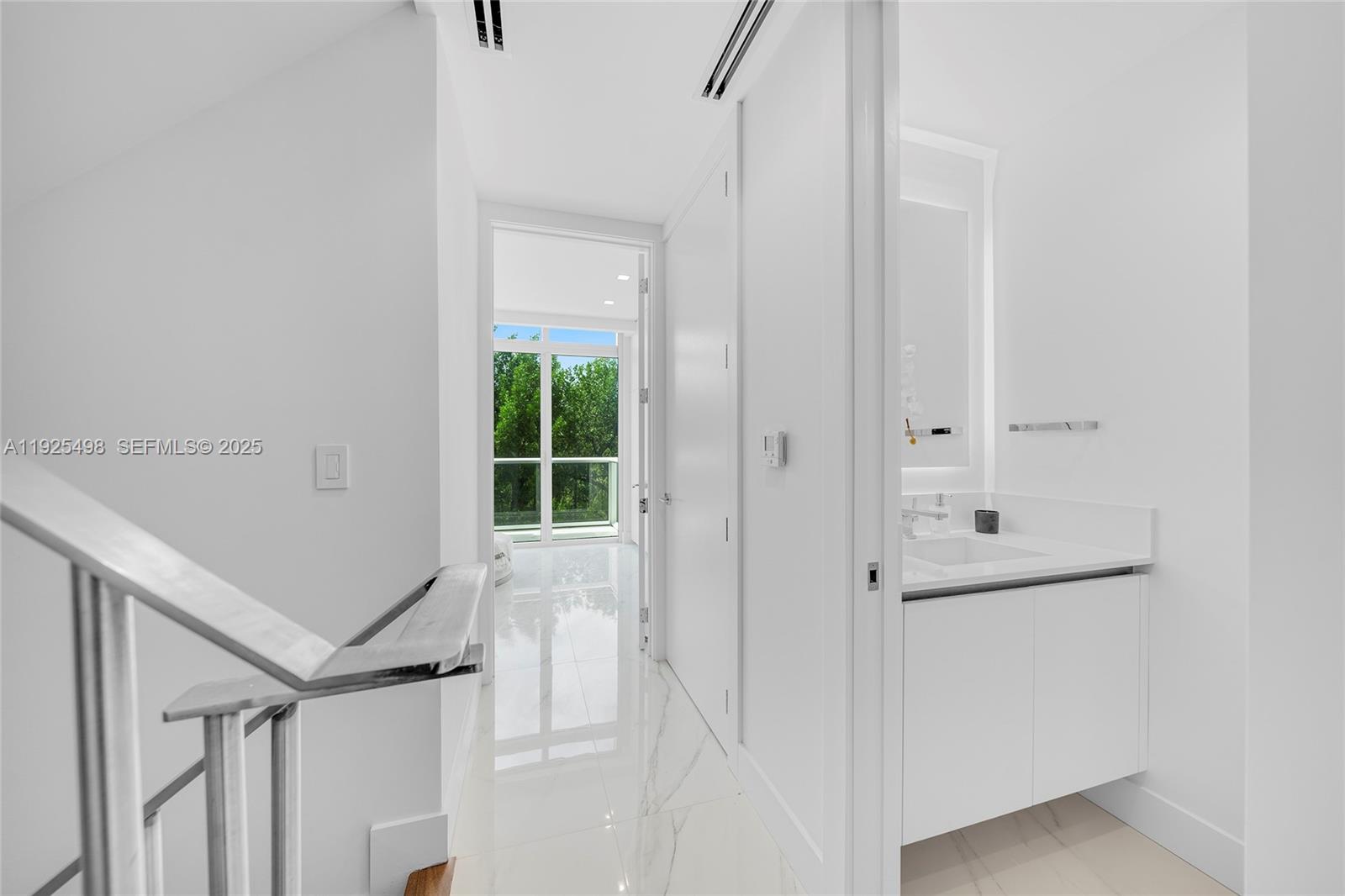 100 S Pointe Dr #TH-13, Miami Beach FL 33139
