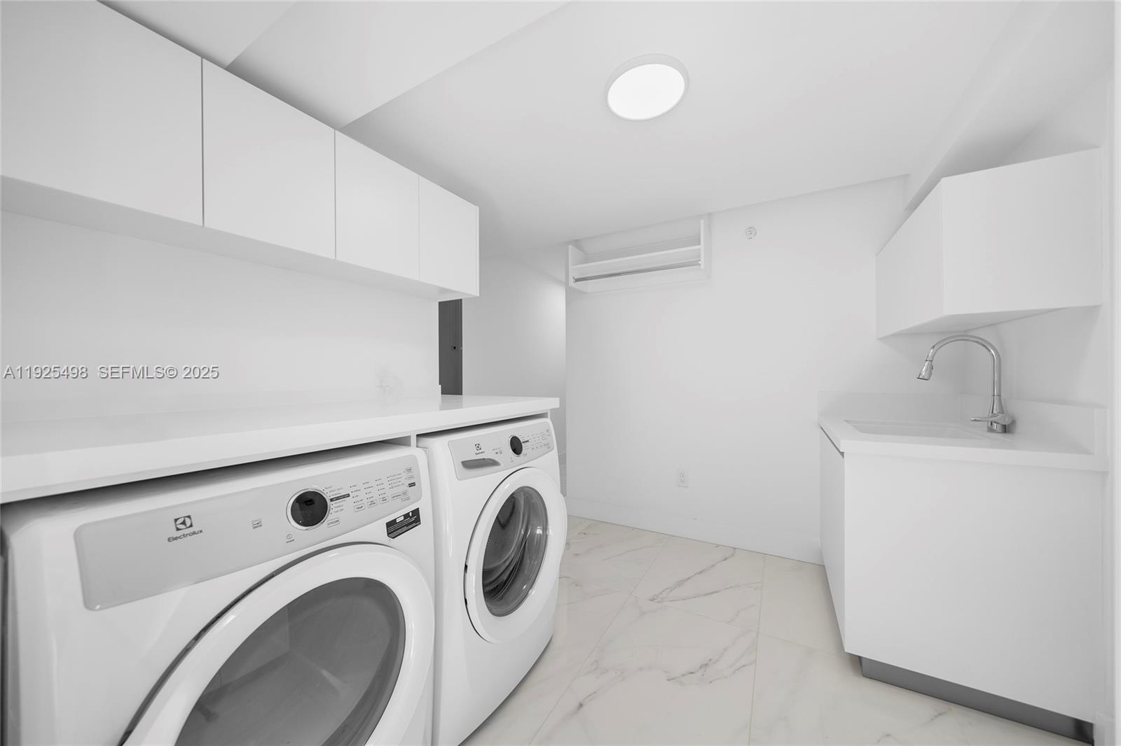 100 S Pointe Dr #TH-13, Miami Beach FL 33139