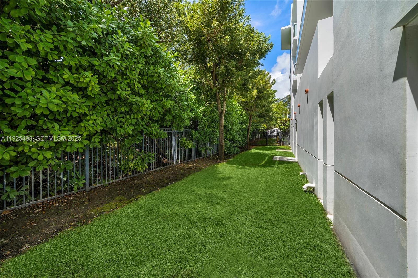 100 S Pointe Dr #TH-13, Miami Beach FL 33139