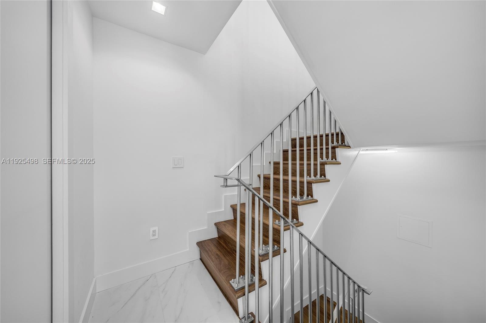 100 S Pointe Dr #TH-13, Miami Beach FL 33139