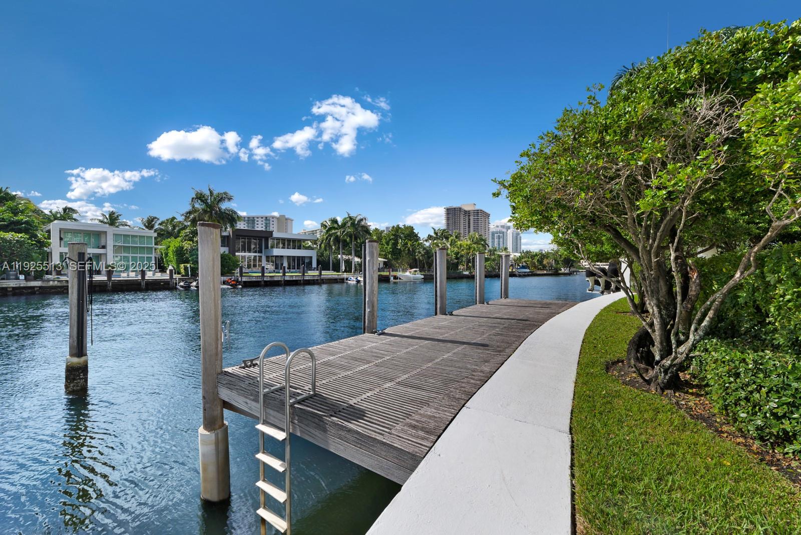 142 S Island Dr, Golden Beach FL 33160